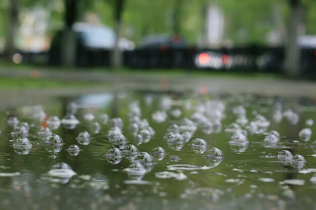 Gotas de lluvia / concepto de tiempo húmedo, gotas abstractas y chorros de agua, lluvia de otoño