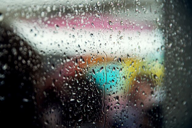 Gotas de lluvia en el cristal de una ventana