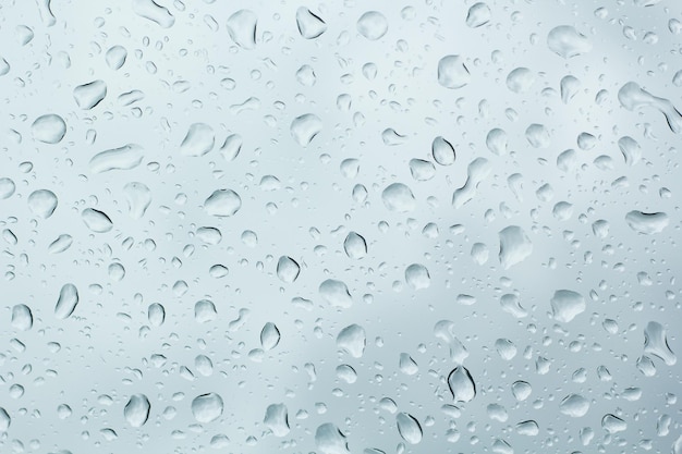 Gotas de lluvia en el cristal de una ventana