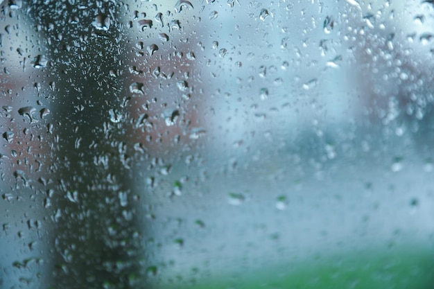 Gotas de lluvia en el cristal de una ventana