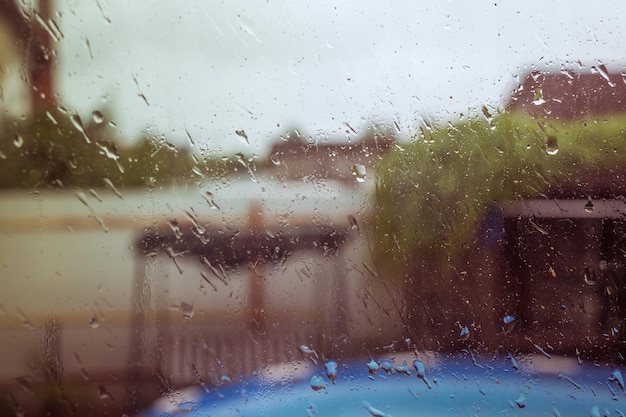 Las gotas de lluvia en el cristal