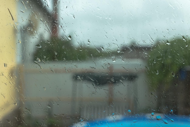 Las gotas de lluvia en el cristal