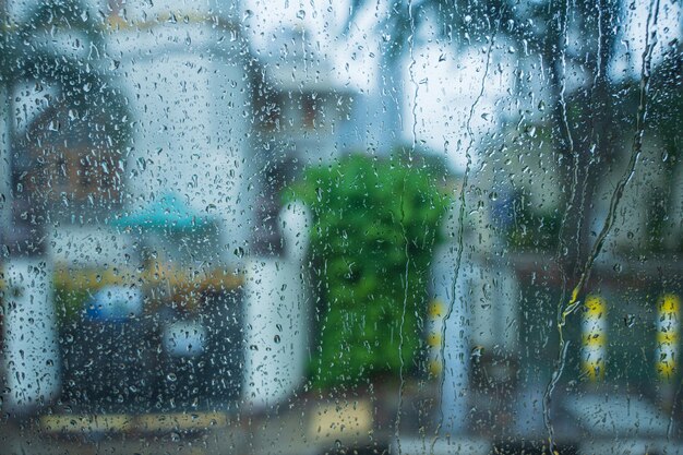 Gotas de lluvia en el fondo del espejo de vidrio gotas de agua en una ventana