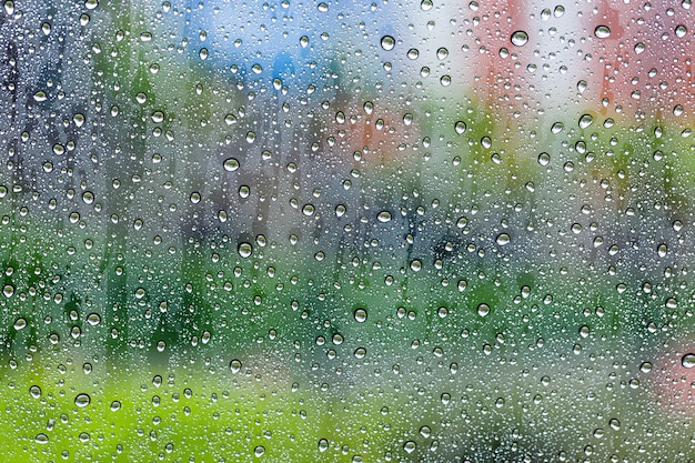 Gotas de lluvia de fondo húmedo negro para superponer en el concepto de ventana de fondo de clima otoñal de