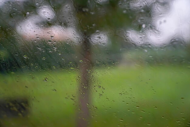 Gotas de lluvia en el fondo de la ventana del coche de textura de gotas en invierno