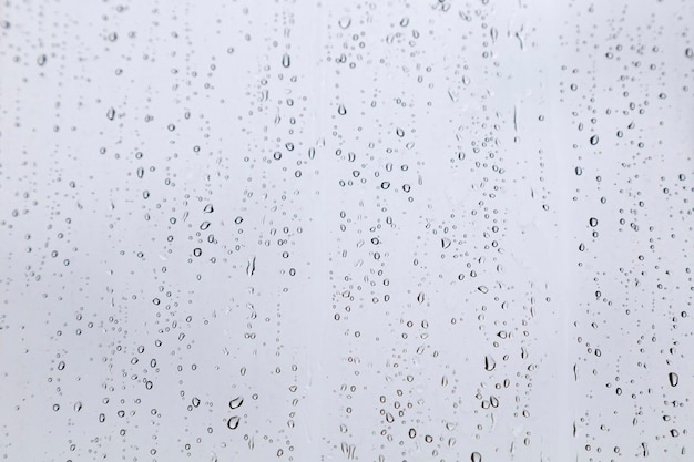 Gotas de lluvia en el fondo de la ventana