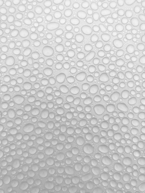 Gotas de lluvia. Gotas de agua abstractas sobre un fondo blanco.