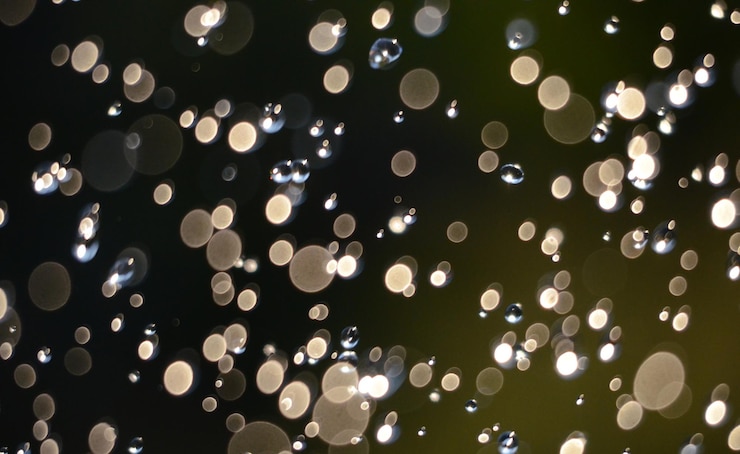Foto las gotas de lluvia levitan en el aire.