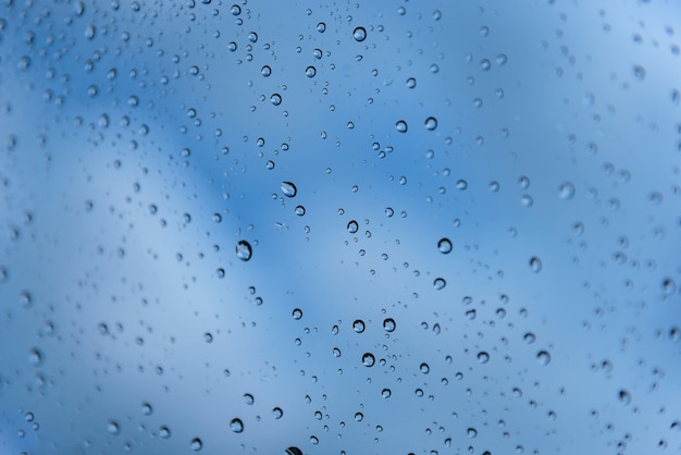 Gotas de lluvia en un panel de ventana