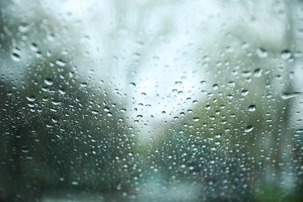 Gotas de lluvia en el parabrisas de un auto