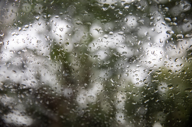 Gotas de lluvia en el parabrisas del automóvil después de la lluvia, gotas de agua en la ventana de vidrio en la temporada de lluvias