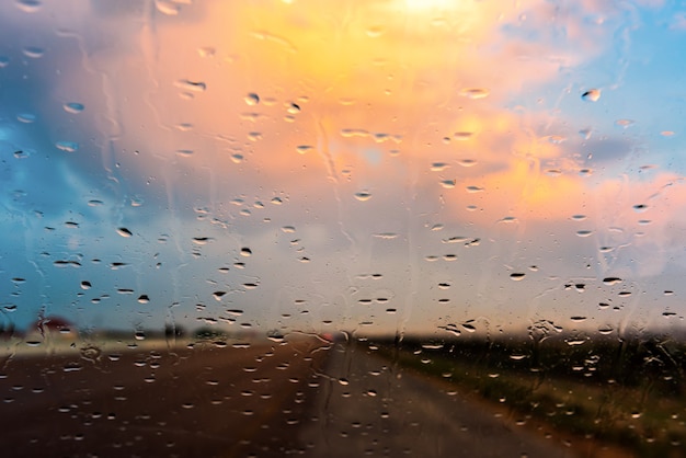 Gotas de lluvia en el parabrisas de un coche