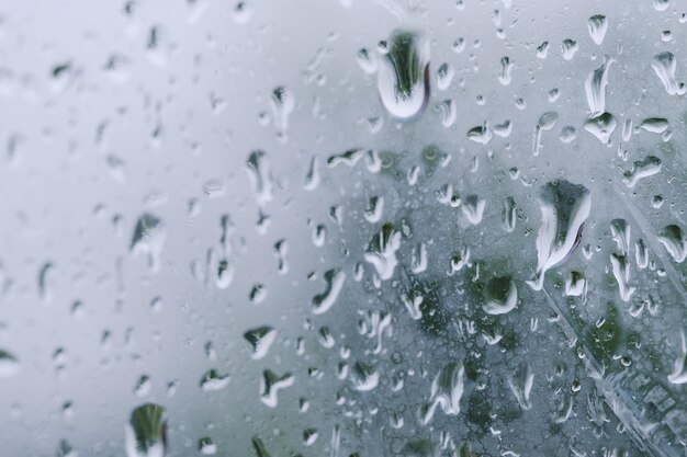 Gotas de lluvia en el primer plano de la ventana