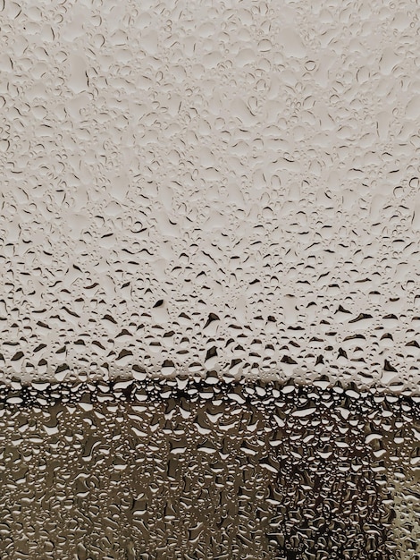 Foto gotas de lluvia y salpicaduras detrás del vidrio patrón de fondo de clima lluvioso neutro