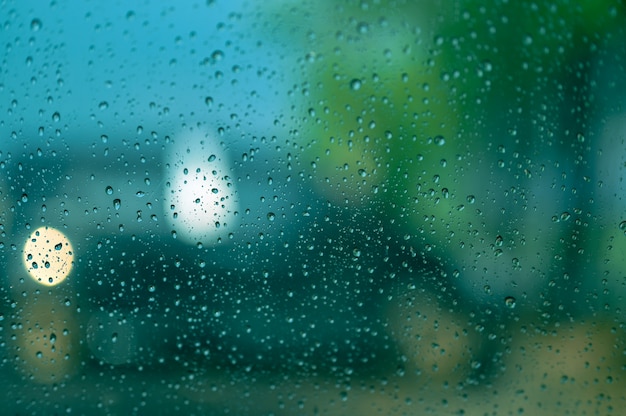 Gotas de lluvia sobre el cristal del coche