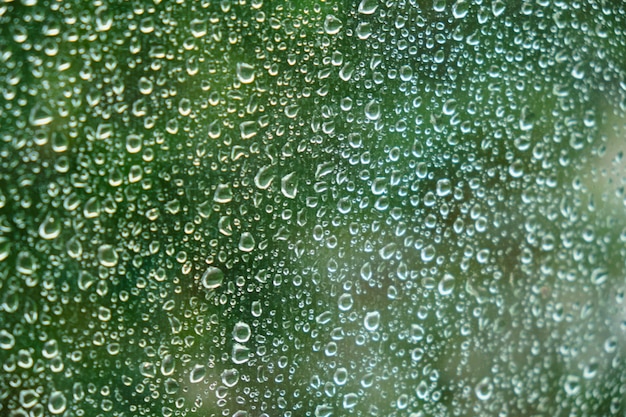 Gotas de lluvia sobre el cristal de la ventana Primer plano