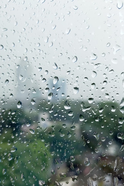 Gotas de lluvia sobre el cristal de la ventana