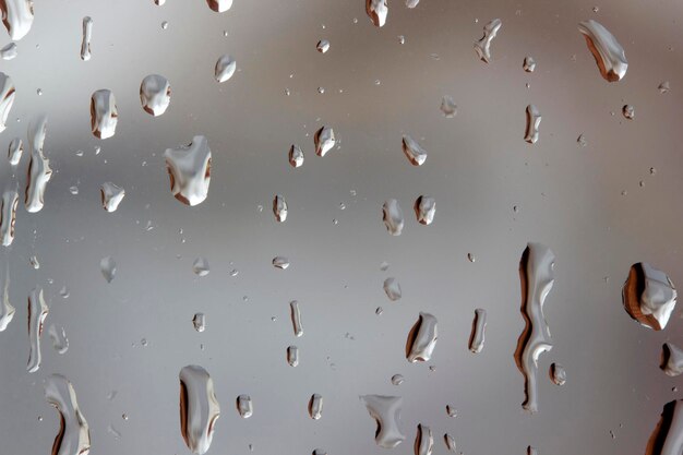 Gotas de lluvia sobre fondo abstracto de textura de vidrio