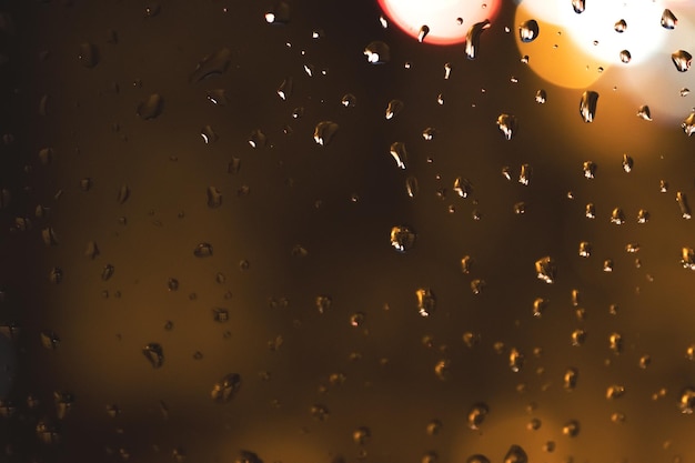 Gotas de lluvia sobre fondo de cristal azul Calle bokeh fuera de foco resumen antecedentes