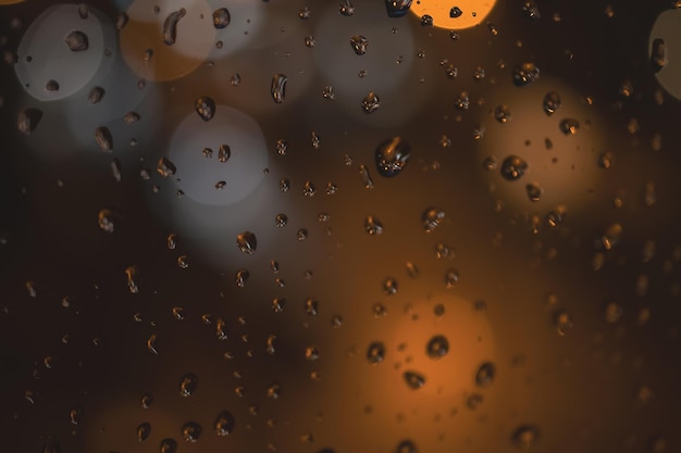 Gotas de lluvia sobre fondo de cristal azul Calle bokeh fuera de foco resumen antecedentes