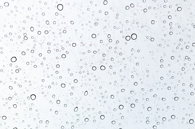 Gotas de lluvia sobre la superficie de los cristales de las ventanas.