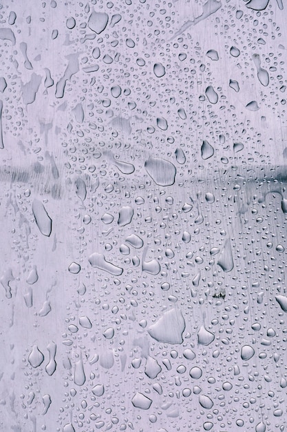 Gotas de lluvia sobre la superficie metálica, fondo abstracto