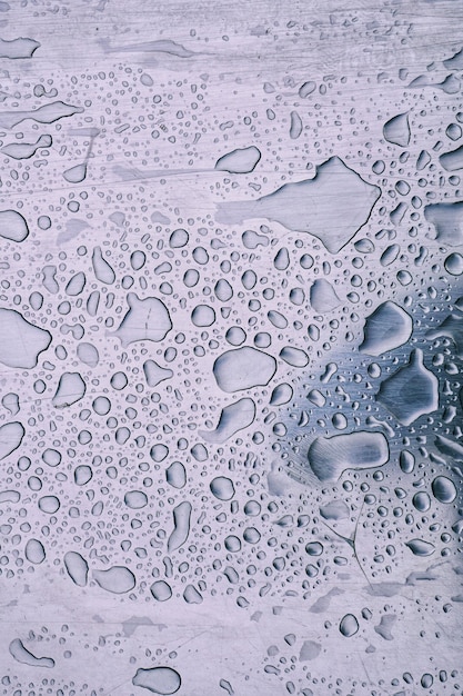 Gotas de lluvia sobre la superficie metálica, fondo abstracto