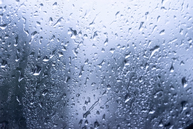 Gotas de lluvia sobre la superficie de los vidrios de las ventanas