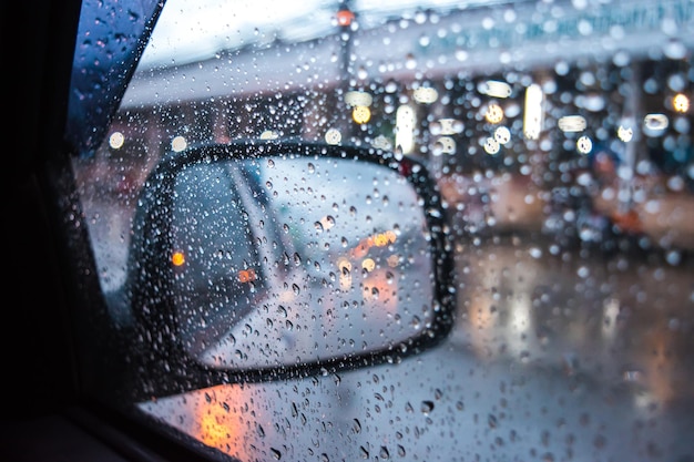 Gotas de lluvia sobre la ventana de cristal
