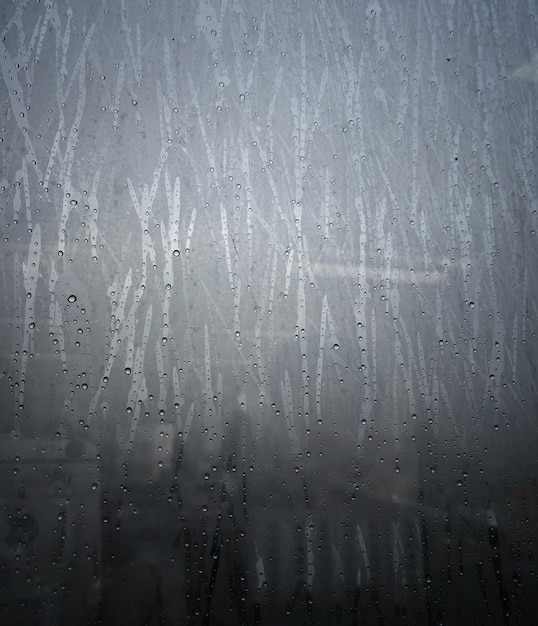 Gotas de lluvia sobre una ventana - estilo efecto vintage.