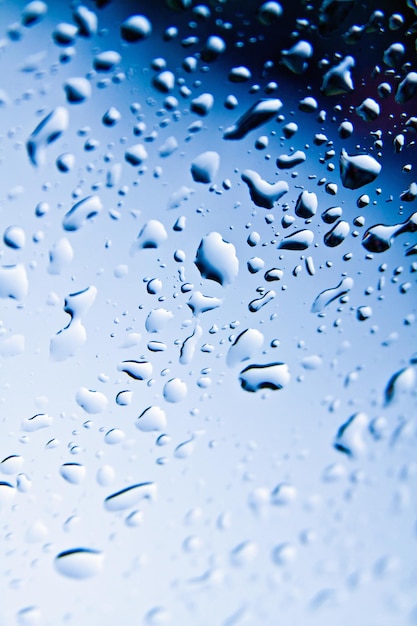 Gotas de lluvia sobre vidrio azul