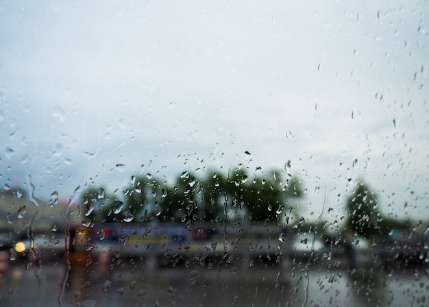 Gotas de lluvia sobre vidrio azul