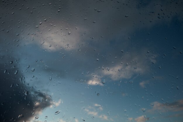 Gotas de lluvia sobre el vidrio. El cielo de fondo