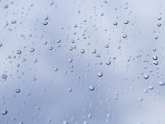 Gotas de lluvia sobre el vidrio, gotas de lluvia sobre una ventana clara.