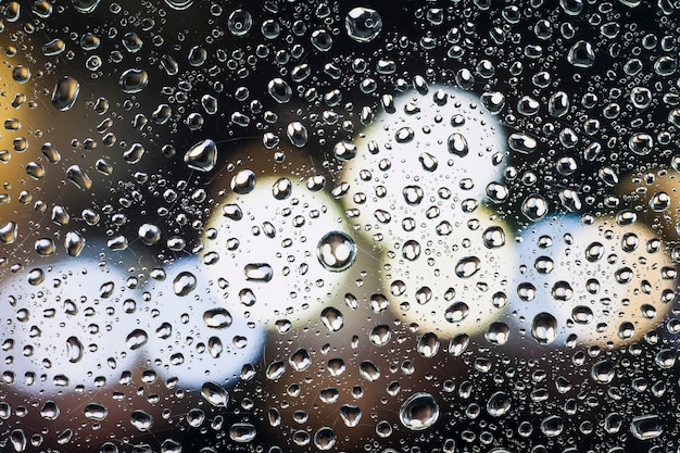 Gotas de lluvia sobre el vidrio con un hermoso fondo