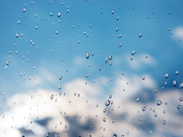 Gotas de lluvia sobre vidrio de ventana