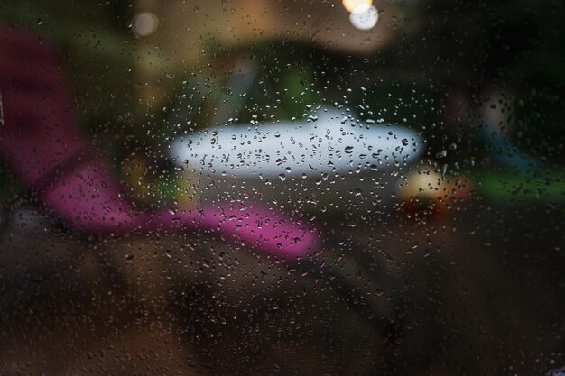 gotas de lluvia sobre el vidrio de la ventana