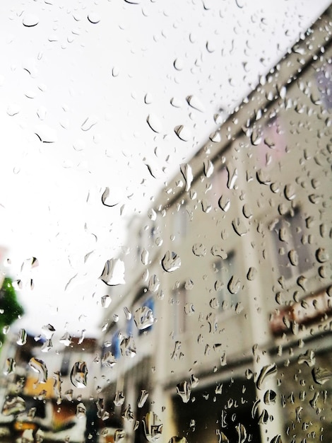 Foto gotas de lluvia sobre vidrio