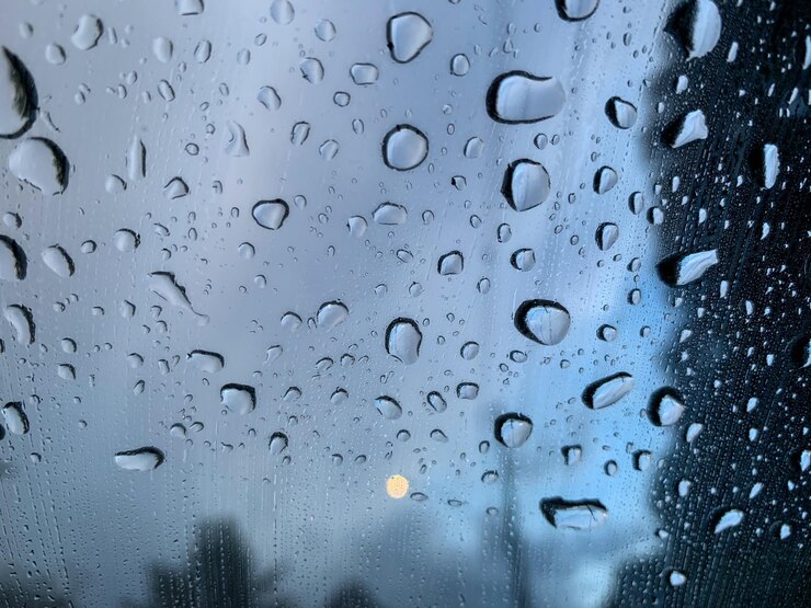 gotas de lluvia sobre el vidrio