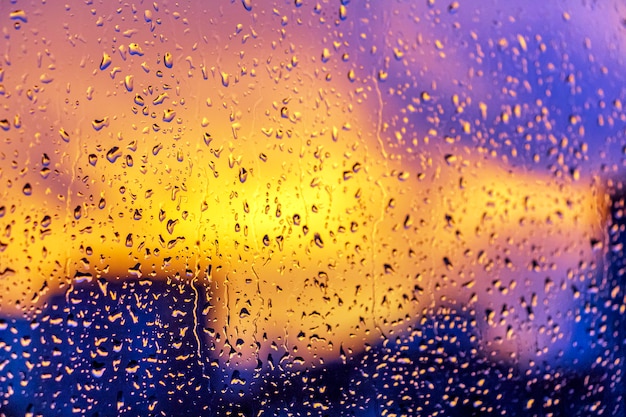 Gotas de lluvia en la ventana al atardecer