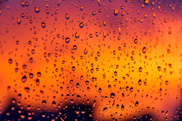 Gotas de lluvia en la ventana al atardecer