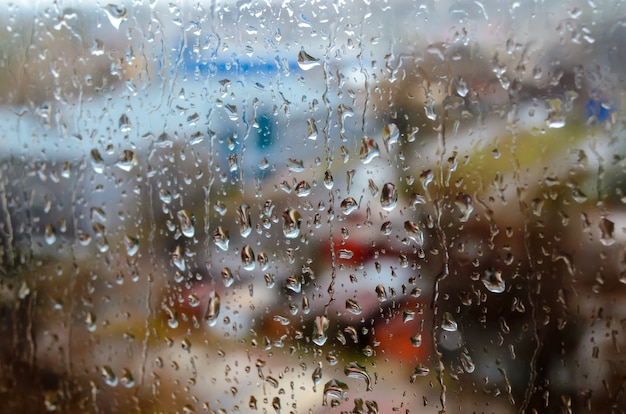 Gotas de lluvia en la ventana de la calle