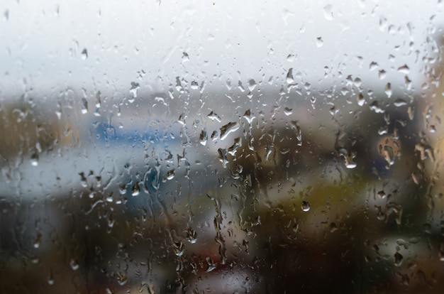 Gotas de lluvia en la ventana de la calle