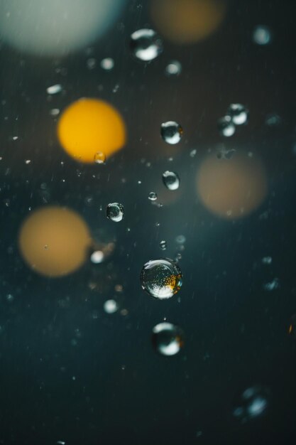 Gotas de lluvia en la ventana con fondo bokeh