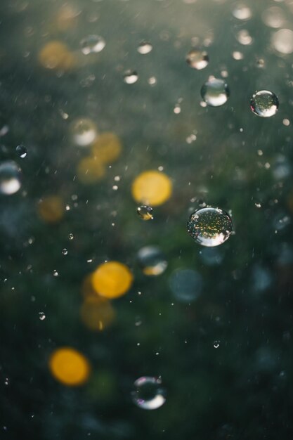 Gotas de lluvia en la ventana con fondo bokeh