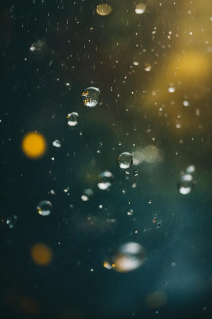 Gotas de lluvia en la ventana con fondo bokeh