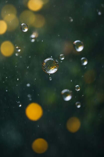 Gotas de lluvia en la ventana con fondo bokeh