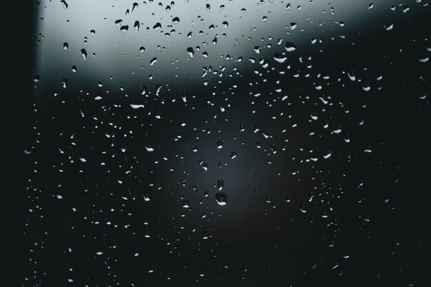 Gotas de lluvia en una ventana gris