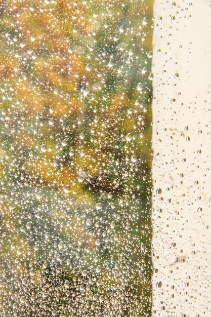 Foto las gotas de lluvia en la ventana de otoño después de una fuerte lluvia día soleado