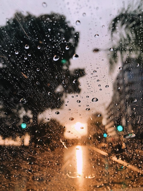 Foto gotas de lluvia en la ventana de vidrio en la temporada de lluvias